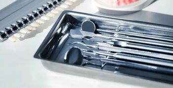 Hilversumse tandarts op vingers getikt om hygiëne