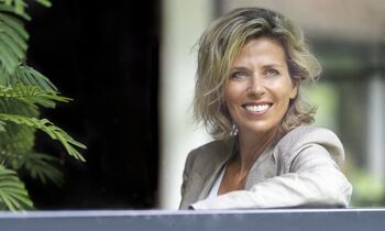 Merel Kooning: 'Ik dacht dat mijn zachtheid een ramp was. Nu denk ik: nee, juist niet. Daarom blijven medewerkers heel lang en lopen ze met mij weg.' (Foto: Claudia Kamergorodski)