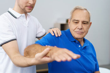 Parkinsonpatiënt beter geholpen door gespecialiseerde fysiotherapie