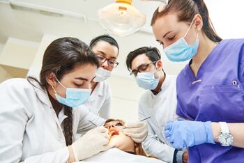 Minister Bruins: ‘Opleiden 52 extra tandartsen kost ruim 13 miljoen per jaar’