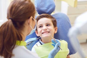 Minister is ‘blij’ dat verzekeraars ouders mogen wijzen op tandartsvergoeding