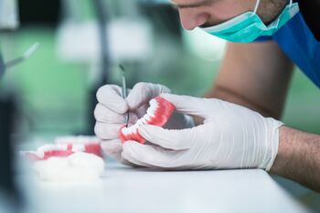 'Veel patiënten met gebitsprothese onnodig verzekerd voor tandartskosten'