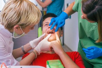 Tandarts ook langs middelbare scholen in Arnhem