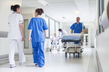 Poll FNV: ’Gezondheid van zorgmedewerkers staat niet op de eerste plaats’