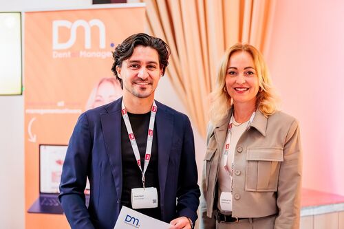 Razek Sharif en Lisette van Tol presenteren DentallManager - Dag van de Praktijkmanager, 16 mei 2024 (Foto: Ewald Geerdink)