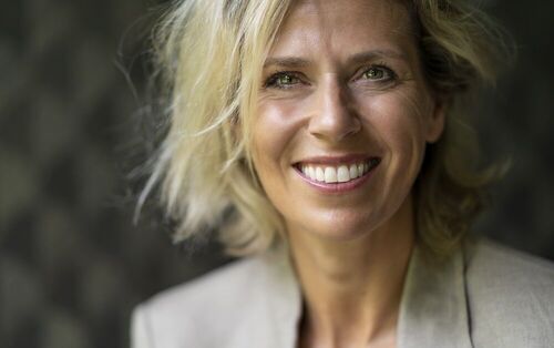 Merel Kooning: 'Ik dacht dat mijn zachtheid een ramp was. Nu denk ik: nee, juist niet. Daarom blijven medewerkers heel lang en lopen ze met mij weg.' (Foto: Claudia Kamergorodski)
