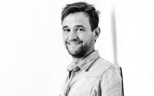 Thomas Rietrae: ‘Binnen anderhalf jaar nam ik drie praktijken over. Maar ik ben ook hartstikke gelukkig als ik niks overneem.’ (Foto: Lassus Tandartsen)