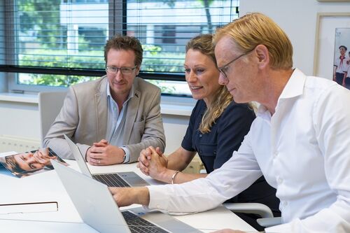 Michael Joosen (ReviewCollect) Daniëlle Boonzaaijer (Dental Clinics) Tobias Westerneng (Dental Clinics) (Foto: Claudia Kamergorodski)