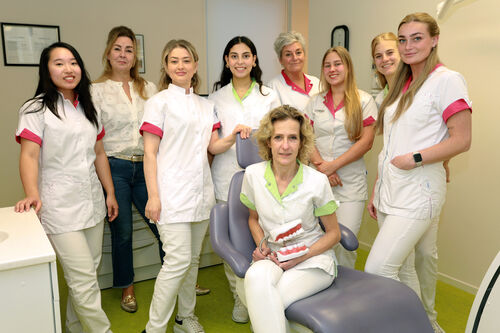 Team van tandarts Heleen Janssen (vooraan op de foto) Foto van Tandartspraktijk Maas en Waal