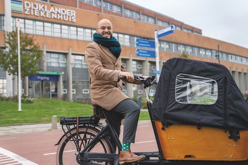 Ilyes Machkor: ‘Bij verduurzaming van de zorg moeten we de brug bewandelen terwijl we hem bouwen.’ (Eigen foto)