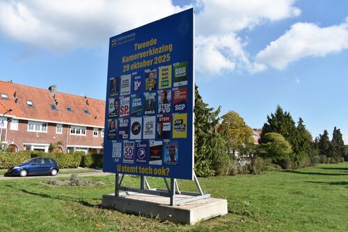 Bord met verkiezingsposters (Foto: Shutterstock)