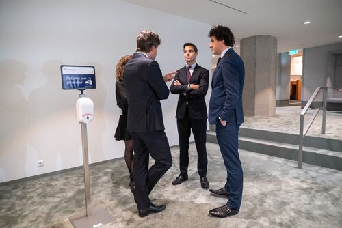 Rob Jetten wil de betaalbaarheid van de zorg oplossen door niet iedere innovatie direct te vergoeden. Jetten (D66) in april 2025 in overleg met Henri Bontebal (CDA) en Jesse Klaver (GL-PvdA). (Foto: Shutterstock)