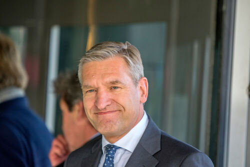 In hun visie op de arbeidsmarkt schrijven D66 en CDA: 'Voor zzp’ers gaan we meer zekerheid creëren en tegelijkertijd schijnzelfstandigheid voorkomen (Zelfstandigenwet).' Op de foto: informateur Sybrand Buma (Foto: Shutterstock)