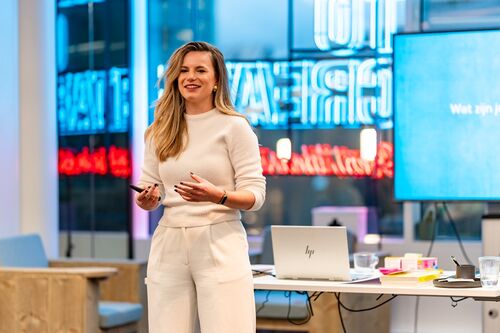 Dirkje van der Ven: ‘Het beeld dat mensen van zichzelf hebben is dat ze rationele wezens zijn en hartstikke slim zijn. Realistisch gezien is dat niet zo: mensen zijn wel slim, juist omdat ze af en toe op onbewust niveau opereren.’ (Foto: Gedragsland)