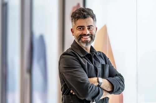 Praktijkhouder Poeya Mohtadili: ‘Waarom zouden we een alleenstaande moeder eruit willen gooien, omdat ze de boetes niet kan betalen? Medemenselijkheid is een waarde in mijn organisatie.’ (Foto: Claudia Kamergorodski voor MO)