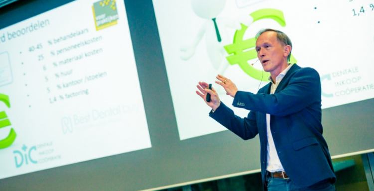 Alexander Tolmeijer, praktijkhouder en eigenaar van adviesbureau Dentiva (Foto: Martin Hols)