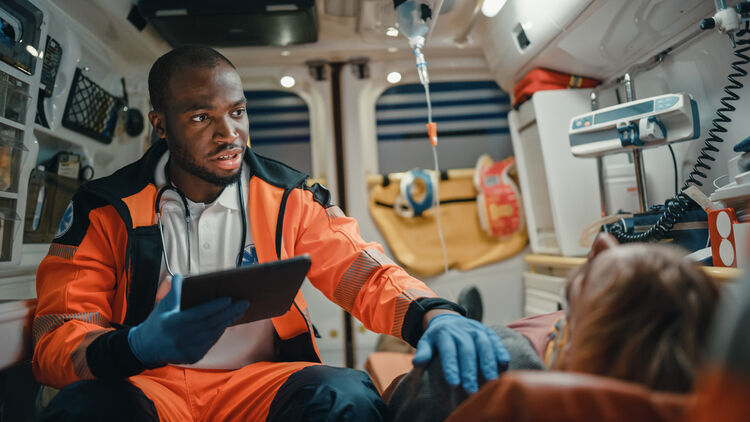 Han Noten, voorzitter Ambulance Zorg Nederland, pleit voor professionalisering van de ambulancemedewerkers en de verbeterde uitrusting in de ambulances (Foto: Shutterstock)