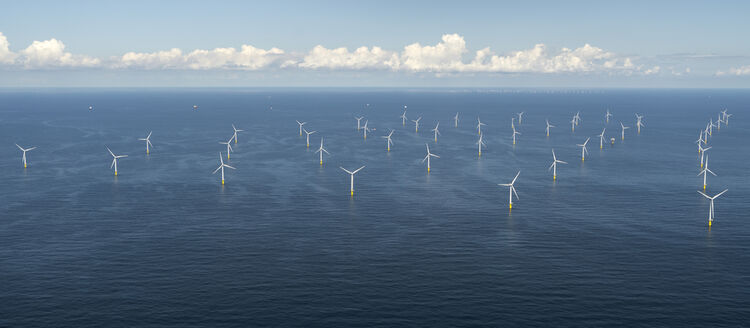 Windpark Luchterduinen. De windmolens liggen in de Noordzee, op 20 kilometer van de Nederlandse kustlijn tussen Noordwijk en Zandvoort