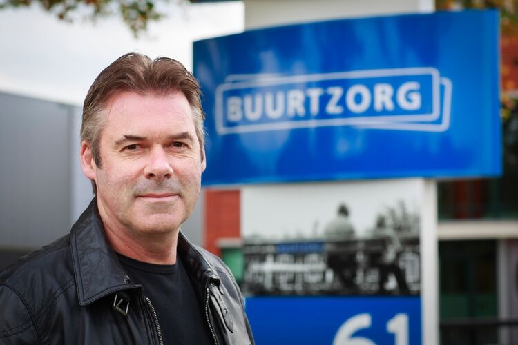 Jos de Blok: ‘Huisartsen krijgen in dit model zowel financieel als secundair goede voorwaarden, bijvoorbeeld de mogelijkheid om parttime te werken. Als je een praktijk begint, is dat heel aantrekkelijk.’  (Foto: Buurtzorg Nederland)