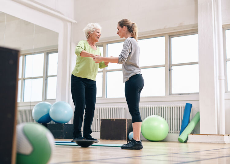 Foto: Shutterstock. Volgens de auteurs speelt de fysiotherapeut een sleutelrol in passende preventieve zorg, bij valpreventie en ondersteuning bij gedragsverandering. Toch ontbreken in het beoordelingskader van de NZa juist de indicatoren hiervoor. 