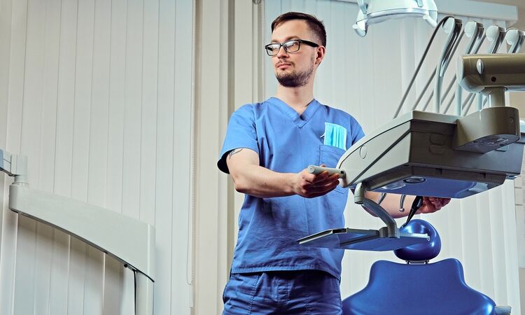 Het doel van de Wet normering topinkomens is om bovenmatige beloningen van bestuurders in sectoren met publiek geld tegen te gaan. (Foto: Shutterstock)