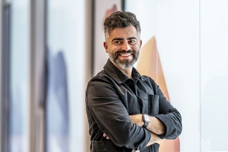 Praktijkhouder Poeya Mohtadili: ‘Waarom zouden we een alleenstaande moeder eruit willen gooien, omdat ze de boetes niet kan betalen? Medemenselijkheid is een waarde in mijn organisatie.’ (Foto: Claudia Kamergorodski voor MO)