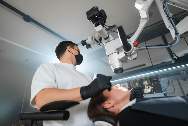 'De KNMT wil dat tandarts-zzp'ers naar eigen inzicht kunnen waarnemen en samenwerken in de mondzorg.' (Foto: Shutterstock)