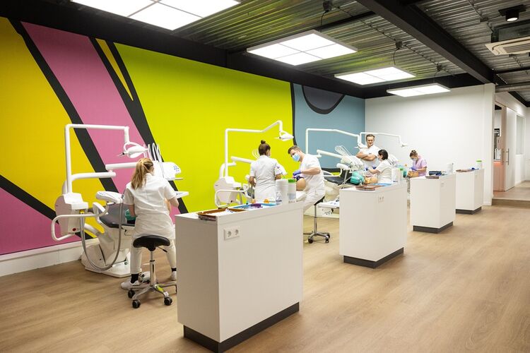 Edin beschikt in Maarsbergen over een uitgebreide trainingslocatie met zestien behandelunits. 'We kunnen helemaal simuleren hoe het in een gewone praktijk gaat', zegt Edin-directeur Pieter Schram. (Fotografie: Edin Dental Academy)