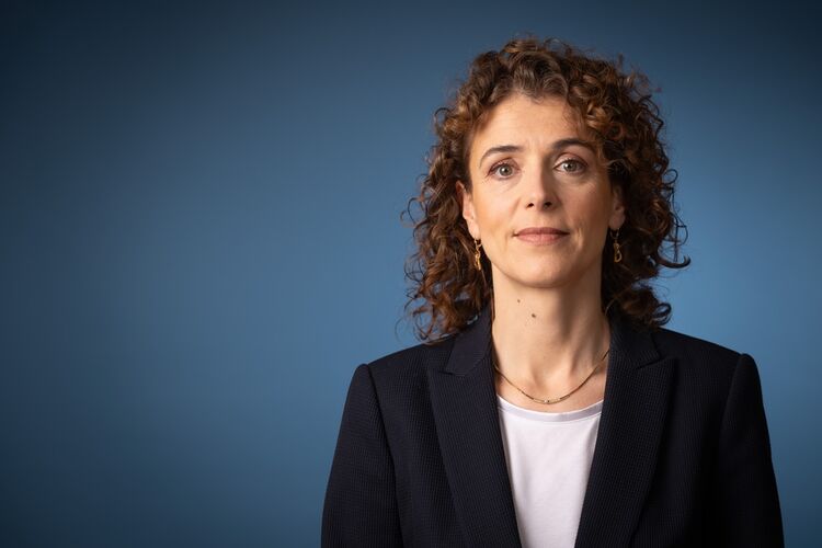 Het kabinet wil dat er scherpe keuzes gemaakt worden over wat passende zorg is. Minister Hermans: 'Omdat we nu al zien dat het tekort aan mensen groot is en de kosten blijven oplopen, moeten we ook keuzes maken.’ (Foto: Martijn Beekman/Rijksoverheid)