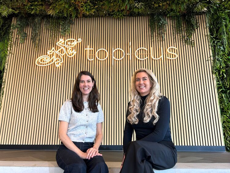 Cindy Verver, directeur Huisartsen- & Netwerkzorg, en Annemiek Nelissen, business line manager Zorgdeclaraties bij Topicus: ‘De praktijkmanager speelt vaak een sleutelrol’ (Foto: Topicus)
