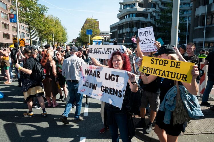 Mag je als overheid de gezondheid van burgers beschermen ten koste van hun vrijheid? Dat leidde in de coronatijd tot veel weerstand, demonstraties, coronaontkenning en misinformatie.