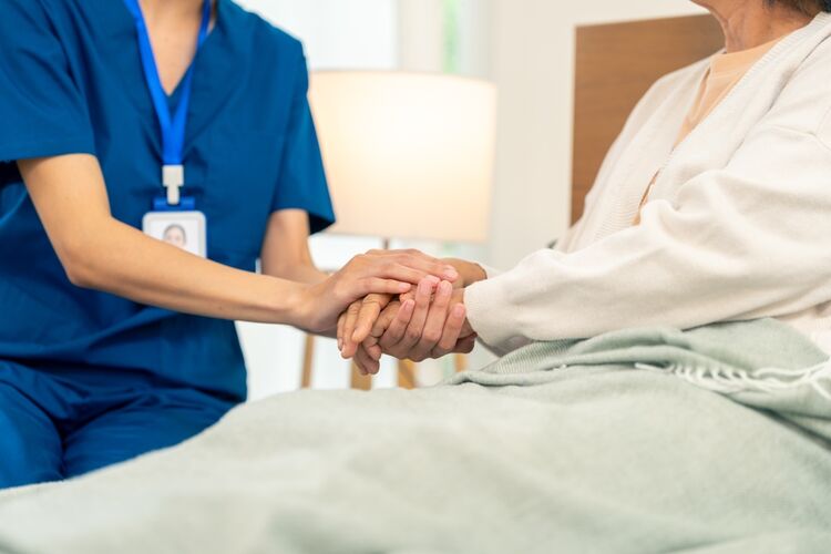 Palliatieve zorg thuis draait grotendeels op de huisarts en de wijkverpleging, maar het overleg en de coördinatie eromheen worden nu niet overal betaald. (Foto: Shutterstock)