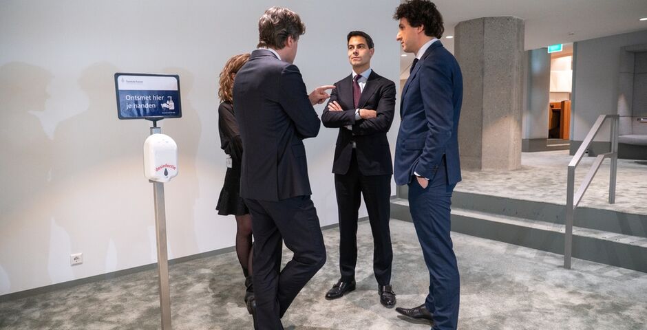 Rob Jetten wil de betaalbaarheid van de zorg oplossen door niet iedere innovatie direct te vergoeden. Jetten (D66) in april 2025 in overleg met Henri Bontebal (CDA) en Jesse Klaver (GL-PvdA). (Foto: Shutterstock)