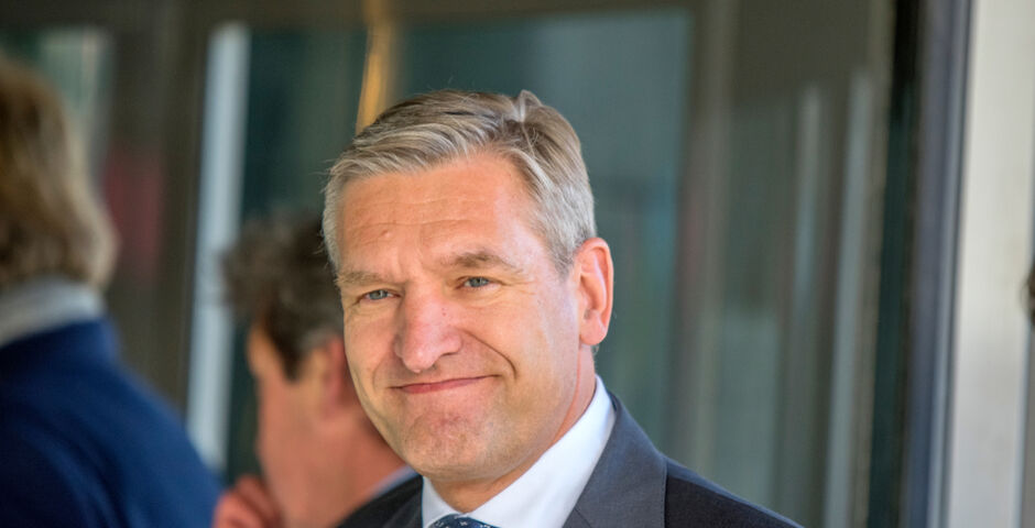 In hun visie op de arbeidsmarkt schrijven D66 en CDA: 'Voor zzp’ers gaan we meer zekerheid creëren en tegelijkertijd schijnzelfstandigheid voorkomen (Zelfstandigenwet).' Op de foto: informateur Sybrand Buma (Foto: Shutterstock)