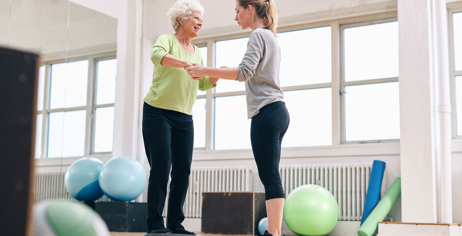 Foto: Shutterstock. Volgens de auteurs speelt de fysiotherapeut een sleutelrol in passende preventieve zorg, bij valpreventie en ondersteuning bij gedragsverandering. Toch ontbreken in het beoordelingskader van de NZa juist de indicatoren hiervoor. 