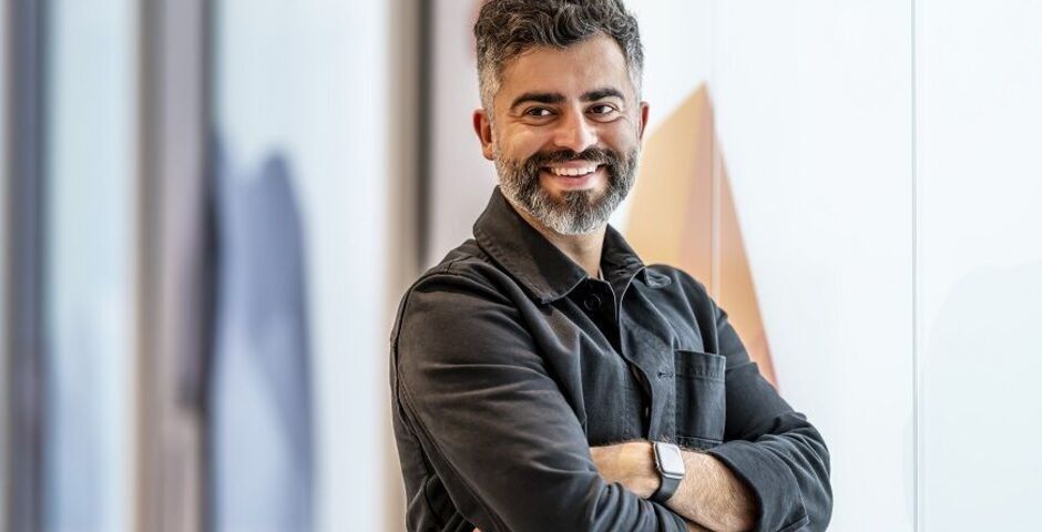 Praktijkhouder Poeya Mohtadili: ‘Waarom zouden we een alleenstaande moeder eruit willen gooien, omdat ze de boetes niet kan betalen? Medemenselijkheid is een waarde in mijn organisatie.’ (Foto: Claudia Kamergorodski voor MO)