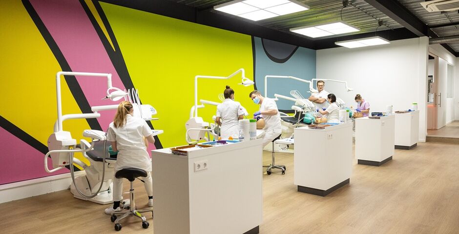 Edin beschikt in Maarsbergen over een uitgebreide trainingslocatie met zestien behandelunits. 'We kunnen helemaal simuleren hoe het in een gewone praktijk gaat', zegt Edin-directeur Pieter Schram. (Fotografie: Edin Dental Academy)