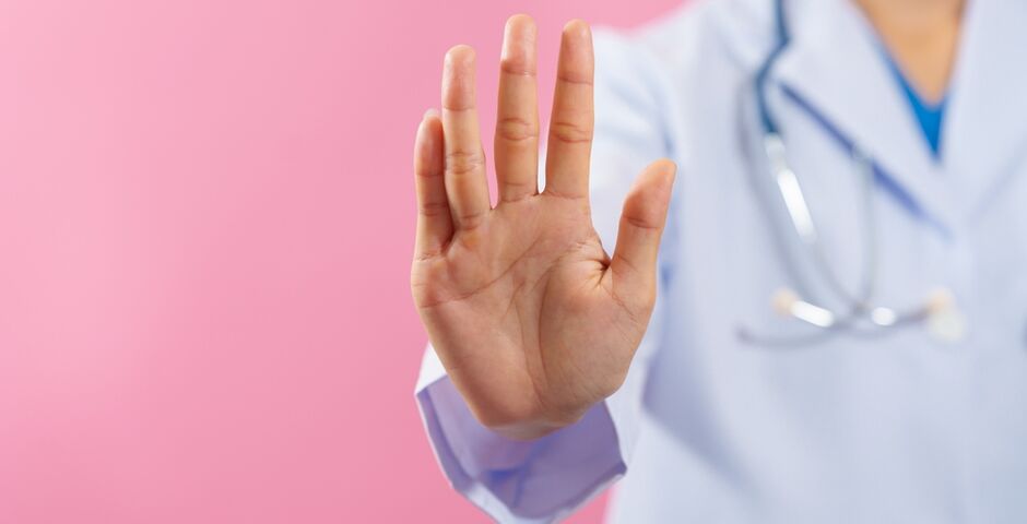Een tandarts mag een patiënt niet weigeren op basis van alleen een onveilig gevoel, stelt de KNMT. Weigeren kan wel bij herhaald wangedrag, wanbetaling of een behandeling die de tandarts niet kan geven, mits vastgelegd in het dossier. (Foto: Shutterstock)