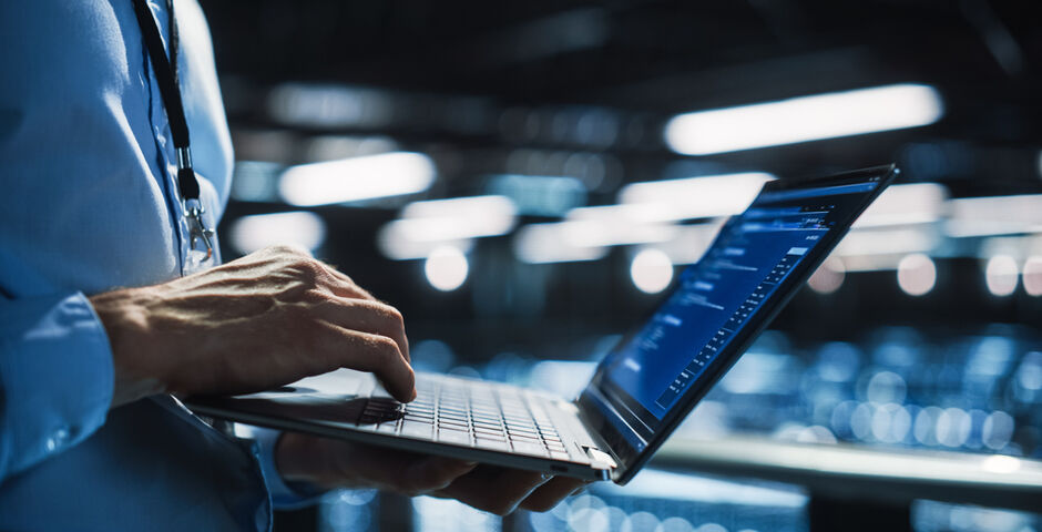Door te investeren in informatiebeveiliging bescherm je niet alleen data, maar ook de continuïteit van zorg, het vertrouwen van patiënten en de rust binnen jouw team.