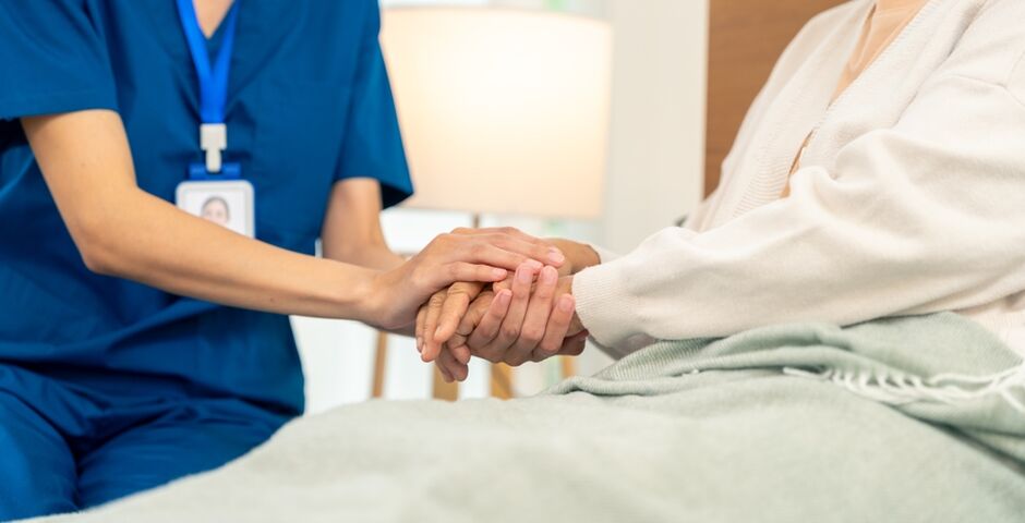 Palliatieve zorg thuis draait grotendeels op de huisarts en de wijkverpleging, maar het overleg en de coördinatie eromheen worden nu niet overal betaald. (Foto: Shutterstock)