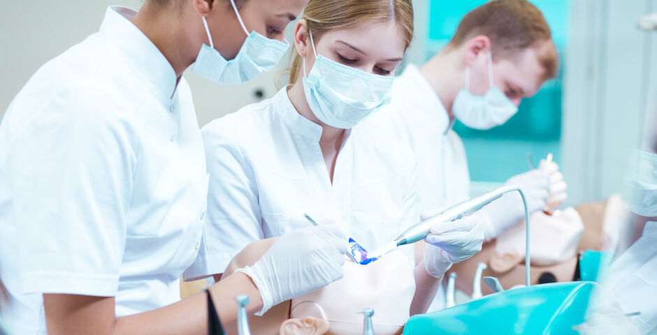 Landelijk zijn er 'te weinig studieplaatsen voor tandartsen' en afgestudeerde tandartsen kiezen niet voor de provincie. (Foto: Shutterstock)
