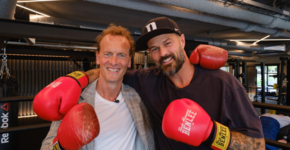 Boris van der Vorst spart met televisiepresentator en sportschooleigenaar Arie Boomsma (Foto: FysioHolland)