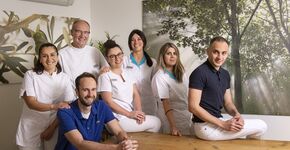 Tandarts Ron Steenkist met teamleden (Foto: Martine Sprangers, 2022)