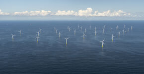 Windpark Luchterduinen. De windmolens liggen in de Noordzee, op 20 kilometer van de Nederlandse kustlijn tussen Noordwijk en Zandvoort