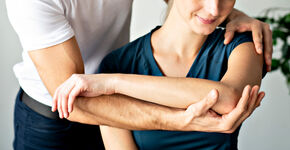 Fysiotherapeut in actie - Foto Shutterstock