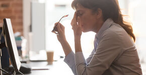 Hoofdpijn en stress op het werk