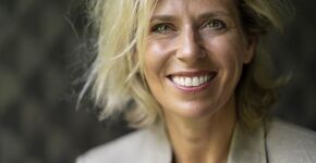 Merel Kooning: 'Ik dacht dat mijn zachtheid een ramp was. Nu denk ik: nee, juist niet. Daarom blijven medewerkers heel lang en lopen ze met mij weg.' (Foto: Claudia Kamergorodski)