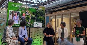 Alja Sluiter (midden) op het Groene Zorg Festival tijdens het gesprek over ‘natuur in behandelen, in je werk en je organisatie’. (Foto: Martin Zuithof)