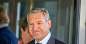 In hun visie op de arbeidsmarkt schrijven D66 en CDA: 'Voor zzp’ers gaan we meer zekerheid creëren en tegelijkertijd schijnzelfstandigheid voorkomen (Zelfstandigenwet).' Op de foto: informateur Sybrand Buma (Foto: Shutterstock)