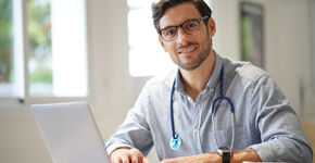 De ‘online’ huisartsen  van ‘Huisarts in Beeld’ zijn voor Huisartsenpraktijk Hooge Platen aanvullend bij een te krappe bezetting. (Foto: Shutterstock)